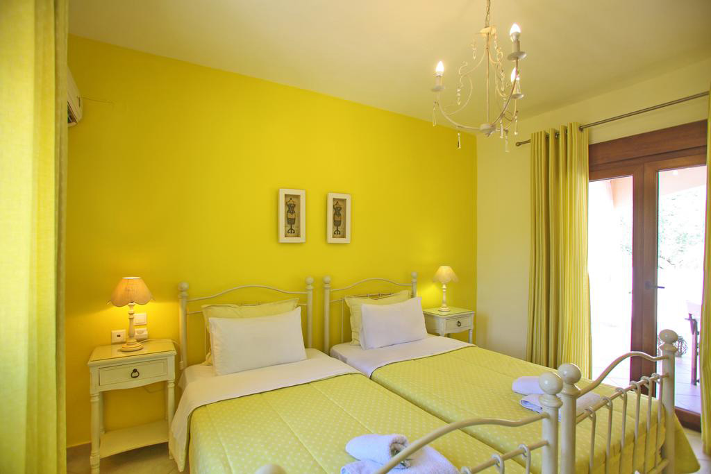villa amaryllis bedroom 2 beds with private bathroom kardous villas skopelos greece