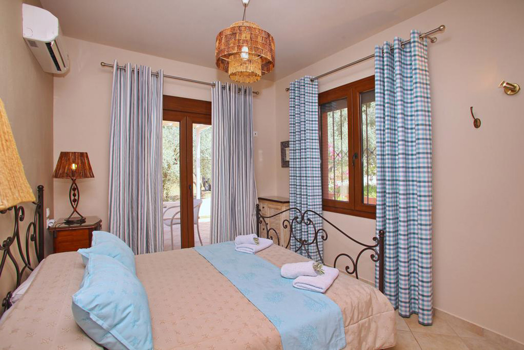 villa amaryllis bedroom king size with private bathroom kardous villas skopelos greece